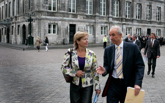 Burgemeester Leer (r.) met minister Ter Horst (Binnenlandse Zaken). - Foto ANP