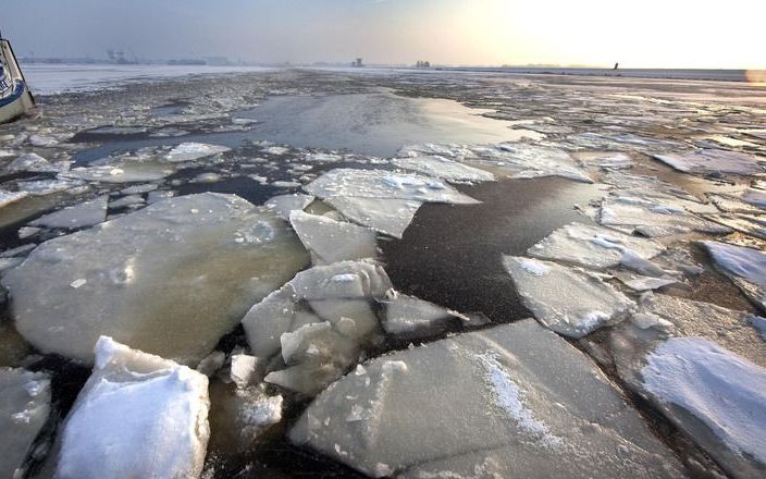 IJSvorming, hier op het IJsselmeer, zorgt voor grote problemen bij de binnenvaart. Foto ANP