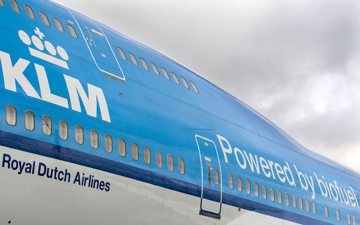 Air France-KLM wil mensen breder dan 42 centimeter extra laten betalen. Als een klant die breedte overschrijdt moet hij een tweede ticket kopen. Foto ANP