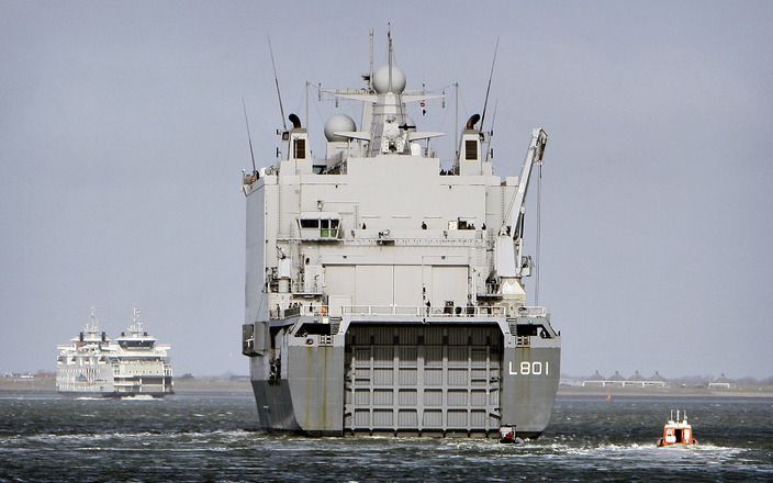 Het amfibische transportschip Hr. Ms. Johan de Witt voor de rede van Den Helder. Foto ANP