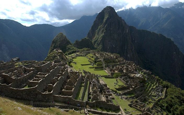 LIMA - De circa 2000 gestrande toeristen in de Peruaanse stad Machu Picchu en omgeving worden per helikopter geëvacueerd uit het door noodweer getroffen gebied, maar dinsdag waren pas ongeveer 125 toeristen per luchtbrug vertrokken. De ouderen, zieken en 