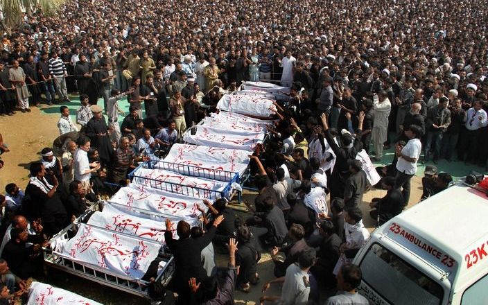 KARACHI (ANP/AFP) – Duizenden mensen hebben zaterdag in Karachi de begrafenis van veertien mensen bijgewoond die vrijdag waren omgekomen door zelfmoordaanslagen in de grootste stad van Pakistan. De aanslagen kostten zeker 31 mensen het leven. Foto EPA