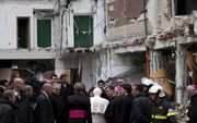 ROME – Paus Benedictus XVI heeft dinsdag een bezoek gebracht aan Onna, het Italiaanse dorp dat het zwaarst is getroffen door de aardbeving in Midden–Italië begin deze maand. Het plaatsje vlakbij L’Aquila verloor door de beving veertig van zijn 350 inwoner