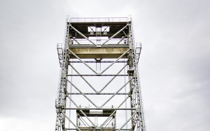 Het brugdek van de hefbrug over de Gouwe in Waddinxveen stortte gisteren naar beneden tijdens een stroomstoring. De bemanning van drie schepen die op 30 meter afstand voeren, bleef ongedeerd.	Foto ANP