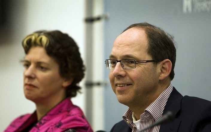 Ministers Verburg (l.) en Klink maandagmiddag tijdens een persconferentie over de Q-koortsaanpak. Foto ANP