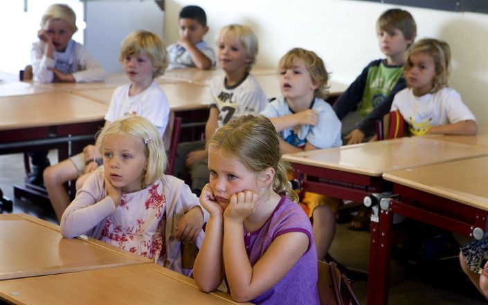 UTRECHT – Zwakke scholen zoeken de oorzaken van slechte prestaties te weinig bij zichzelf en te veel bij de leerlingen. Om de oorzaken beter in beeld te krijgen, zou er op meerdere momenten in de schoolloopbaan een verplichte toets moeten zijn. Foto ANP