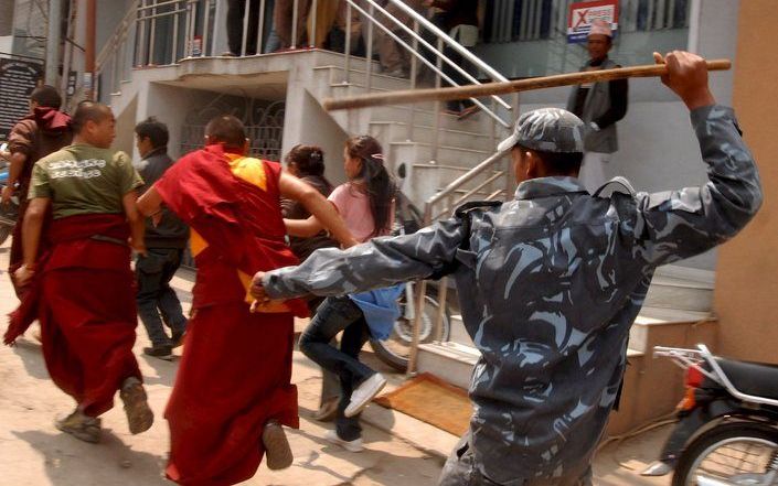 De Nepalese politie voert charges uit in Kathmandu, Nepal. Foto EPA