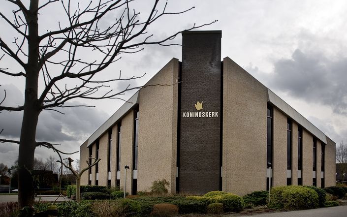 De generale synode van de Gereformeerde Kerken vrijgemaakt, bijeen in de Koningskerk in Zwolle (foto), moet het geschil over de afzetting van ds. E. Hoogendoorn als predikant van Kampen-Noord (Eudokia) terugverwijzen naar de particuliere synode (PS) Overi