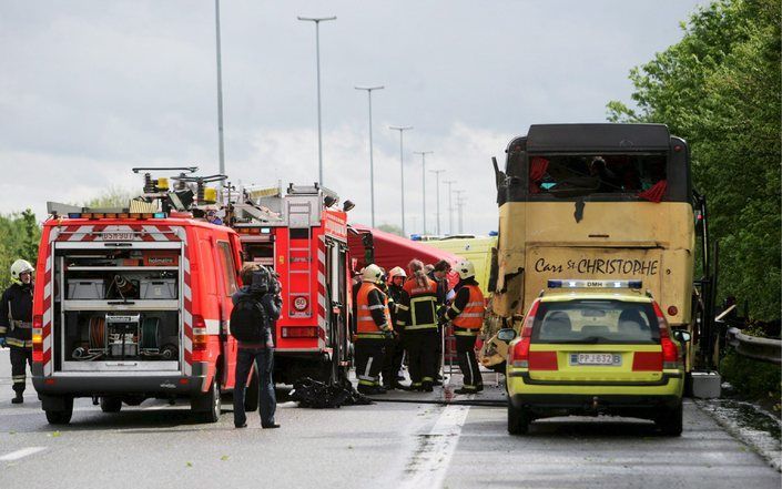 De chauffeur van een Nederlandse vrachtwagen is woensdag levensgevaarlijk gewond geraakt, toen hij op een Belgische snelweg inreed op een bus met veelal oudere vrouwen. De man liep zware brandwonden op. Foto EPA