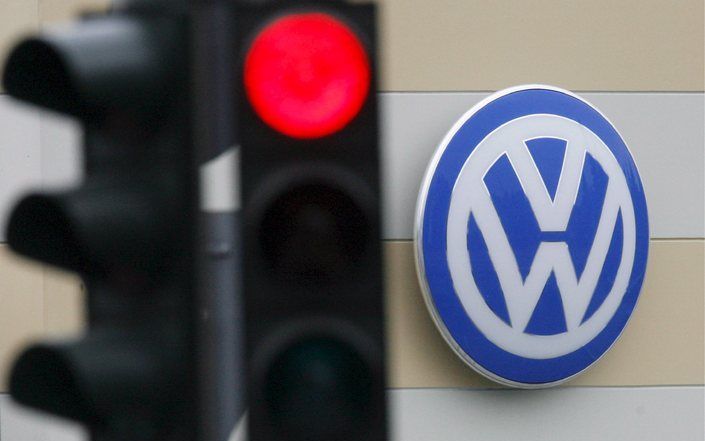 BERLIJN - Het Europees Hof van Justitie oordeelde vorig jaar dat de Volkswagenwet het vrije verkeer van kapitaal in de weg staat. Met een nieuwe wet probeert de Duitse regering tegemoet te komen aan het hof. In de nieuwe wet houdt de overheid van de Duits