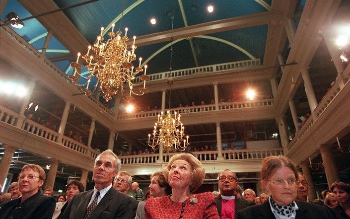 AMSTERDAM - De oecumenische dienst ter gelegenheid van het 50-jarig bestaan van de Wereldraad van Kerken in 1998. Nederlanders herdenken op 22 augustus in kleine kring dat de Wereldraad zestig jaar geleden in Amsterdam werd opgericht. De organisatie beste