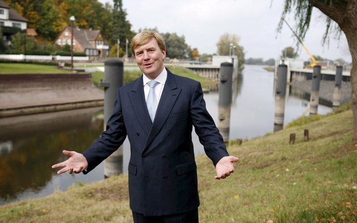 Prins Willem-Alexander was dinsdag in de geboorteplaats van zijn vader, het Duitse Elbestadje Hitzacker. De prins sprak er op een seminar over hoogwaterbescherming. Foto EPA