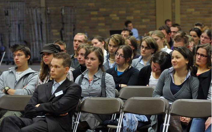 AMERSFOORT - Tijdens de landelijke appeldag voor jongeren van de Hersteld Hervormde Kerk spraken ds. R. W. Mulder en ds. W. M. van der Linden over uitzicht en vooruitzicht in het geloof. Tevens werd het startsein gegeven voor een landelijke financiële act