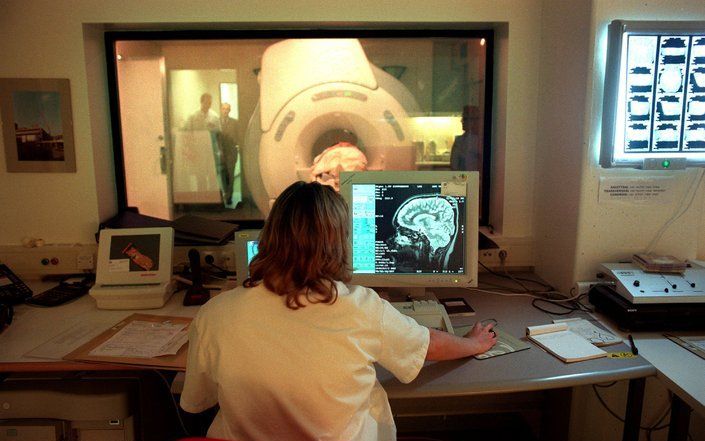 Een jonge patiënte van het Universitair Medisch Centrum Utrecht (UMCU) heeft als eerste Nederlandse een MRI-veilige pacemaker ontvangen. Cardioloog Mathias Meine voerde de operatie deze week uit. Foto ANP