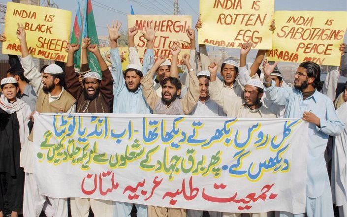 MULTAN – Aanhangers van de islamitische beweging Jamiat Tula e Arabia schreeuwen leuzen tegen India tijdens een protestbijeenkomst in het Pakistaanse Multan. Pakistan is boos vanwege Indiase beschuldigingen dat het buurland achter de aanslagen in Bombay v