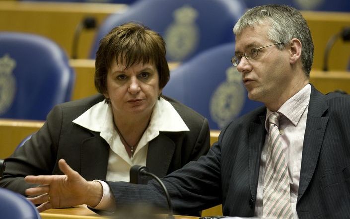 DEN HAAG - Fractievoorzitter Slob (Christenunie) voert overleg met PvdA-collega Hamer over het onderzoek door de commissie-Davids. Foto ANP