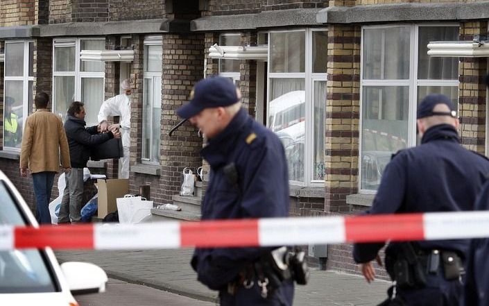 DEN HAAG - Een vader en zijn zoon zijn donderdag dood aangetroffen in hun woning aan de Zwolsestraat in Den Haag. In het huis vond de politie ook een dode hond. De doodsoorzaak is nog onbekend maar een politiewoordvoerster spreekt van een familiedrama. AN