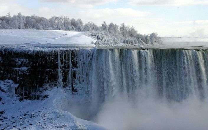 TORONTO - Een man heeft woensdagmiddag een sprong van 55 meter hoogte vanaf de Niagarawatervallen in Canada overleefd. Dat berichtte CNN donderdag. Foto EPA