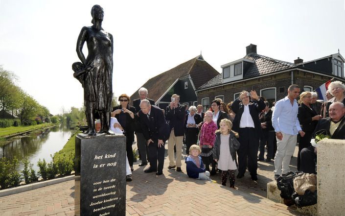 ECHTEN – Als dank voor de bescherming die Joodse kinderen tijdens de Tweede Wereldoorlog in Friesland kregen, werd vrijdag in Echten een monument onthuld. Foto Frans Andringa