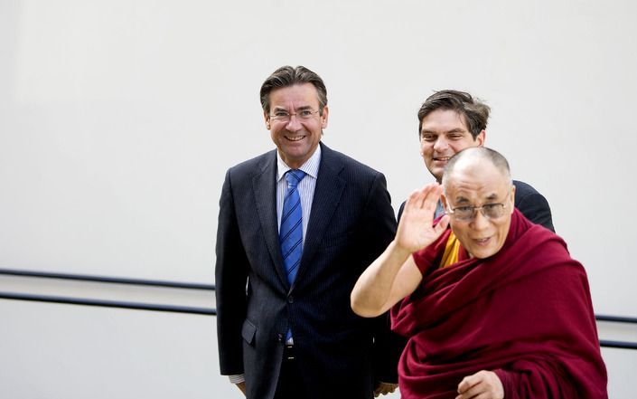 DEN HAAG – De dalai lama heeft vrijdagochtend minister Verhagen van Buitenlandse Zaken de hand geschud. Dat deed de Tibetaanse leider in de pastorie van de Haagse Sint Jacobuskerk, waar hij een gesprek heeft met Nederlandse religieuze leiders. Foto's ANP