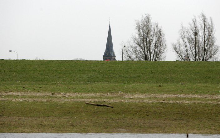 ARNHEM - Dijk langs het Pannerdensch kanaal.