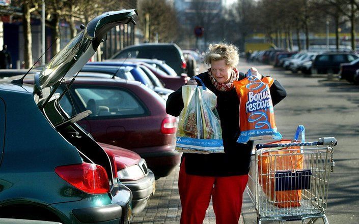 „We zullen vraagtekens moeten zetten bij automatismen zoals het pakken van de auto voor de boodschap om de hoek.” Foto ANP