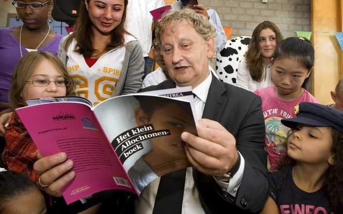 AMSTERDAM – Minister Van der Laan bekeek dinsdagmorgen Het klein Allochtonenboek samen met leerlingen van de basisschool de Rietlanden in Amsterdam. In het boek vertellen de scholieren over hun culturele achtergrond. Foto ANP