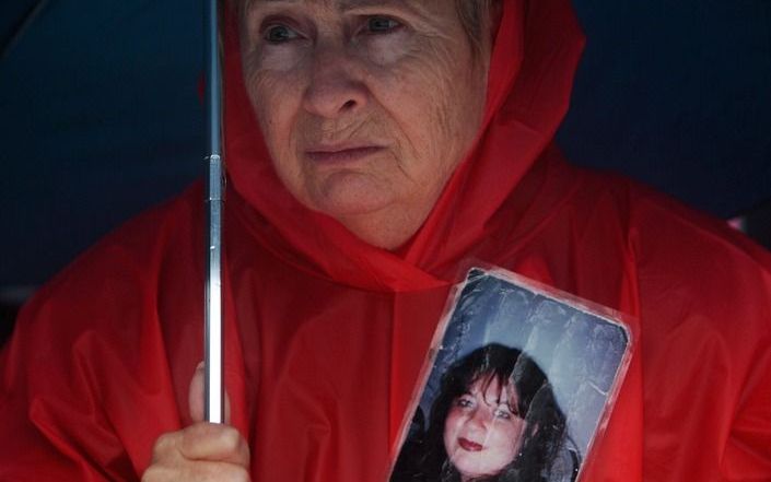 Een vrouw herdenkt een van de slachtoffers. - Foto EPA