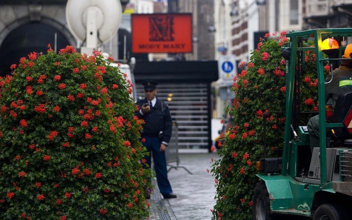 DEN HAAG - In het centrum van Den Haag worden langs de route die de koets maandag aflegt, bloembakken neergezet. De bakken vormen extra beveiliging. Foto ANP