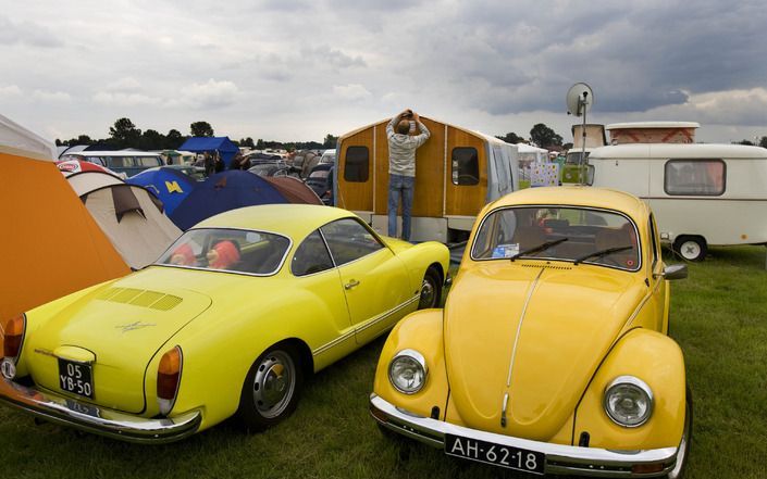 OSNABRUCK - Een Karmann Ghia (links). Foto ANP