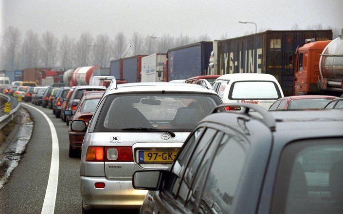 Op de A16 ter hoogte van Dordrecht zijn zaterdagochtend vroeg twee personenauto’s en twee vrachtwagens met elkaar in botsing gekomen. Een vrachtwagenchauffeur raakte door het ongeval bekneld en is later in kritieke toestand naar het ziekenhuis gebracht, m