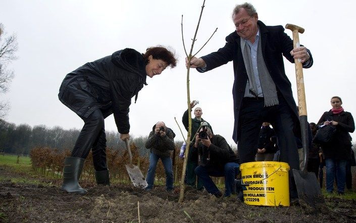 AMSTELVEEN - Hans Westra, (r.) directeur Anne Frank Stichting en de Amsterdamse wethouder Marijke Vos (l.) planten vrijdag in het Amsterdamse Bos de eerste stek van de Anne Frank Boom. In de komende jaren komen in het bos 150 nazaten van de beroemde boom,