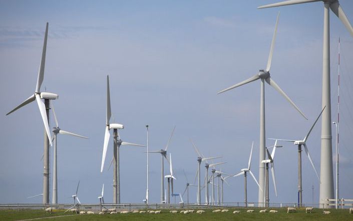 URK - Burgemeester Kroon van Urk vindt het geplande windmolenpark buiten proporties. Foto ANP