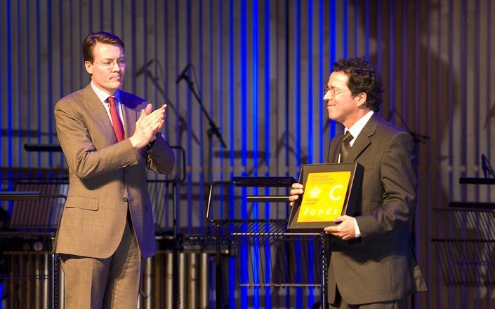 Prins Constantijn reikt in het Muziekgebouw aan 't IJ in Amsterdam de Prins Claus Prijs uit aan de Colombiaanse architect Simon Velez. Foto ANP