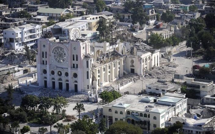 PORT-AU-PRINCE – Ook al is de grote kathedraal van de hoofdstad ingestort, Haïti blijft een religieus land. De protestantse kerken maken juist de laatste twintig jaar een sterke groei door. Maar ook het Afrikaanse heidendom is nog springlevend. Foto EPA