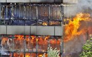 In een gebouw van de faculteit Bouwkunde van de TU Delft woedt dinsdag een zeer grote brand. Foto ANP