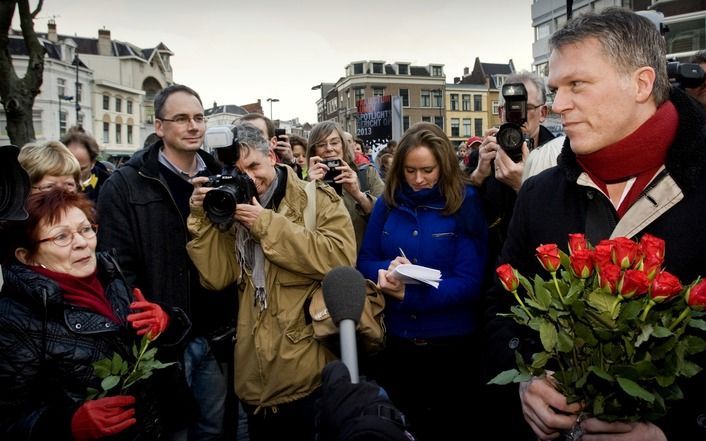 UTRECHT - PvdA-leider Bos deelt zaterdag tijdens een campagnebezoek aan Utrecht op straat rode rozen uit. Enkele tientallen Utrechters waren naar het centrum gekomen, vooral om de bewindsman een hart onder de riem te steken. Foto ANP