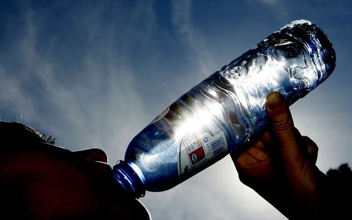 De Nederlandse consument heeft het afgelopen jaar minder frisdrank, maar meer (verpakt) water gedronken. Foto ANP