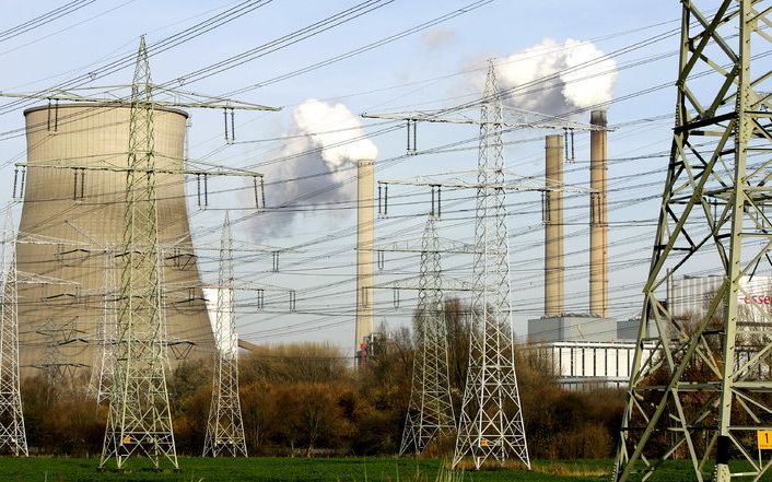 „Energiebedrijven moeten hun ogen niet sluiten voor de schadelijke sociale gevolgen en de schade aan het milieu die gepaard gaan met de winning en inzet van steenkool.” Foto: de kolengestookte Amercentrale in Geertruidenberg. Foto ANP