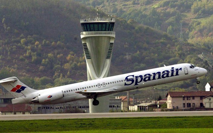 PALMA DE MALLORCA – Twee weken na het ongeluk met een vliegtuig van de Spaanse luchtvaartmaatschappij Spanair in Madrid, heeft een Spanair–toestel van hetzelfde type MD–82 een noodlanding moeten maken op Mallorca. Foto EPA