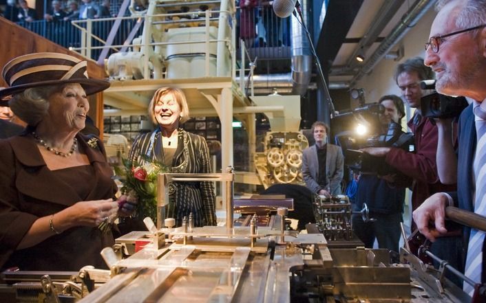 Koningin Beatrix heeft zich woensdag vastgebeten in de koekjes, biscuitjes en chocoladerepen. In Zaandam opende ze het nieuwe Verkade Paviljoen van het Zaans Museum. De vorstin gaf de meisjes van Verkade opdracht ’aan het werk te gaan’ in deze nagebouwde 