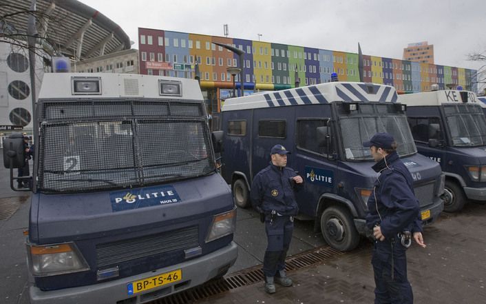 AMSTERDAM - Een grote politiemacht houdt donderdag de wacht bij het winkelcentrum Villa Arena in Amsterdam. Foto ANP