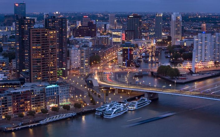 „Handelscentra en kantoorgebouwen prijken inmiddels ver uit boven de kerktorens die ooit de skyline van onze steden kenmerkten.” Foto ANP