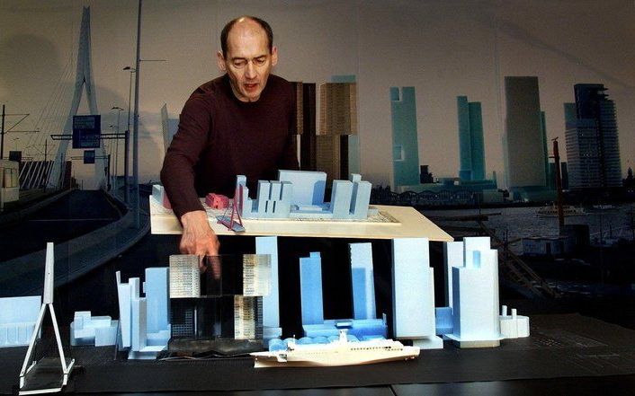 Architect Koolhaas met plannen voor zijn 'verticale stad', in 2001. Foto ANP