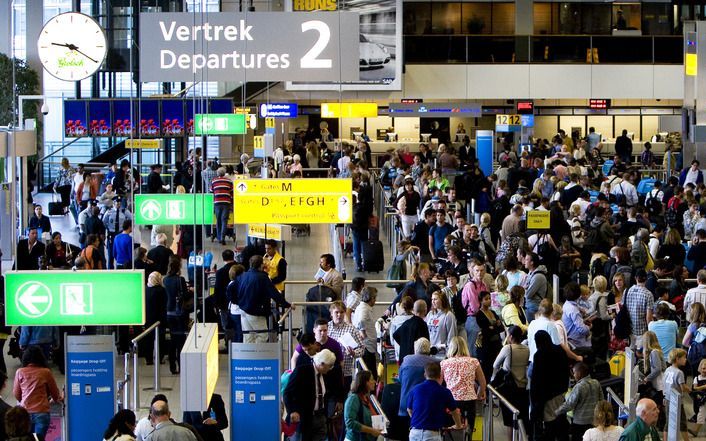 Vakantiegangers laten het dit jaar vooral bij verre vliegreizen afweten. Foto ANP