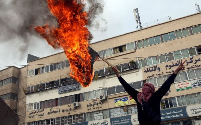 NABLUS – Een Palestijn verbrandt een Israëlische vlag tijdens een demonstratie in Nablus. Haat tegen Israël en Joden wordt Palestijnen met de paplepel ingegoten, aldus Itamar Marcus. Foto EPA