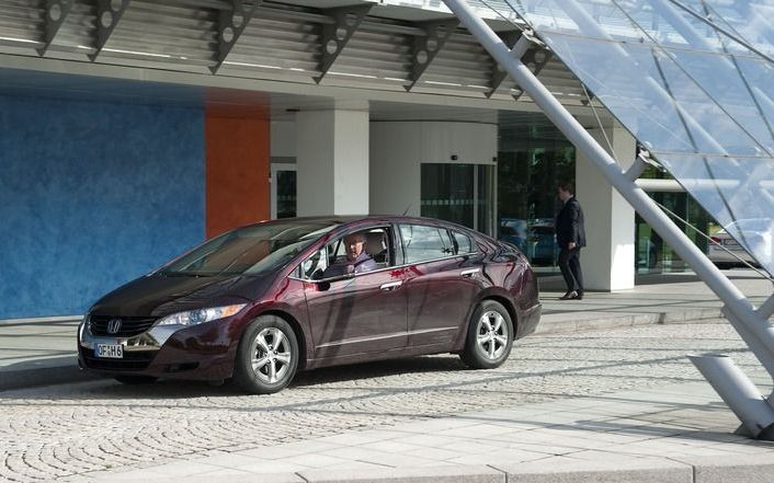 Het is dat we het model hier niet kennen, maar de Honda FCX Clarity met brandstofcel ziet eruit als een normale auto en rijdt ook als zodanig. Foto’s Tony Vos