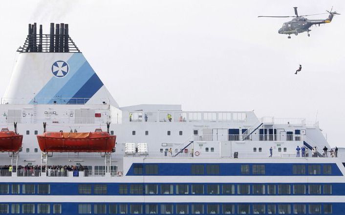 Een redder wordt door een helikopter aan boord gezet van de cruiseferry 'King of Scandinavia' tijdens de oefening LIVEX ’09 die 16 mei op de Noordzee werd gehouden. Foto ANP