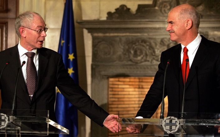 De Griekse premier George Papandreou en Van Rompuy (links). Foto EPA