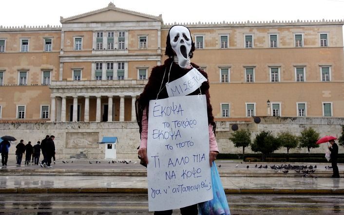 „Met ons exportoverschot stelen we banen bij de Grieken.” Foto: een vrouw demonstreert in Athene. - Foto EPA